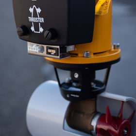 Marine bow thruster for a pleasure craft